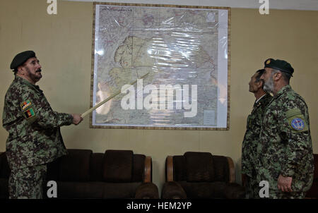 Wichtige Standorte auf einer Karte an die Mitglieder seiner Mitarbeiter-Ausbildung bei der afghanischen nationalen Armee Compound, Forward Operating Base Schaft, Provinz Logar, Afghanistan, 23. Februar 2012 ist ein Afghan National Army-Offizier, 4. Infanterie-Brigade, 203. Korps zugewiesen hingewiesen. Diese Offiziere sind verantwortlich für die Planung von Operationen in der näheren Umgebung. (US-Armee von Spc. Austin Berner Foto / nicht freigegeben) ANA zusammengesetzte 120223-A-BZ540-036 Stockfoto