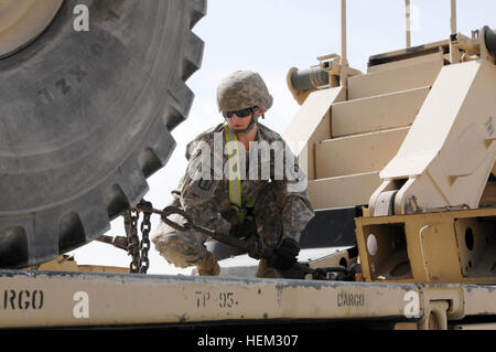 PFC. Lisa Picariello von 1452nd Transportation Company, eine Einheit der Nationalgarde von Winston-Salem, North Carolina, stellt sicher, dass eine MRAP auf dem flachen Bett von ihrem HET sicher ist. Dies wird der letzte Konvoi im Theater für die 1452nd, bevor sie erneut bereitstellen. Sicherheit erste 120223-A-DJ923-002 Stockfoto