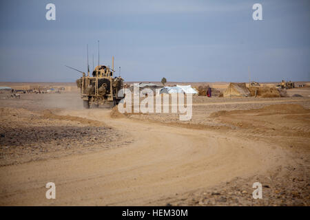 Eine Oshkosh mir beständig Hinterhalt geschützt All Terrain Vehicle mit einer Mine Roller Anlage sorgt für Sicherheit im Stadtteil Maiwand, Provinz Kandahar, Afghanistan, 25. Februar 2012.  Die Mine Walze wird verwendet, um improvisierte Sprengsätze zu zünden, bevor sie eine Chance, Soldat innen Reiten im Fahrzeug zu Schaden. Betrieb Spartan Vorschlaghammer 120224-A-VB845-002 Stockfoto