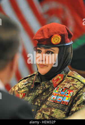 Kabul, Afghanistan – Afghan National Army Major General Khatool Mohammadzai besuchte das Geschlecht Integration Mittagessen im ISAF-Hauptquartier, Februar 25. Die Teilnehmer, darunter Botschaftern, Vertretern der Vereinten Nationen, nichtstaatliche Organisationen und afghanische Ministerien diskutiert die viele Fortschritte in der Frauen-Problemen in Afghanistan und der afghanischen nationalen Sicherheitskräfte. (US Armee-Foto / Master Sgt. Kap Kim) (freigegeben) Khatol Mohammadzai 2012 Stockfoto