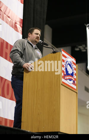 John Marshall, dienen unsere Truppen Organisation, spricht für die Gäste bei einer Veranstaltung an der RiverCentre in St. Paul, Minnesota am 25. Februar 2012.   Die dienen unsere Truppen Freiwilligen serviert bewachen mehr als 3.000 Steak zum Abendessen an die Familien der bereitgestellten Minnesota National 1. Brigade Combat Team Soldaten. Die Gruppe diente auch gleichzeitig ca. 13.000 Steak zum Abendessen Service-Mitglieder auf fünf Militärbasen in Kuwait-Stadt und Umgebung.) Abendessen mit der Familie, einem einfachen Grund bringt unsere Truppen dienen Familien zusammen 120225-A-BO186-030 Stockfoto