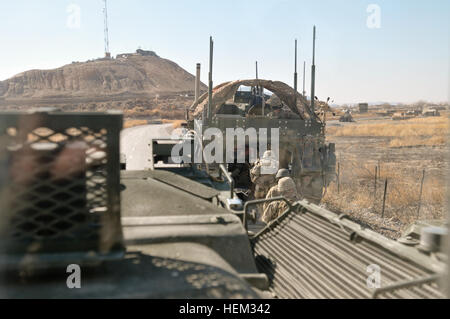 US Armee Oberst Todd Wood, Kommandeur der 1st Stryker Brigade Combat Team, 25. Infanterie-Division, betritt ein Stryker nach Abschluss einer Fuß-Patrouille zur Beurteilung der Nähe COP Sperwan Ghar im Bezirk Panjwa'i, Provinz Kandahar, Afghanistan, 27. Februar 2012. Kol. Wood betritt Stryker 120227-A-GT718-007 Stockfoto