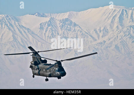 Ein US-Armee CH-47 Chinook Schwergut Hubschrauber abhebt von Bagram Air Field, Afghanistan, Februar 29. Flickr - der US-Armee - Afghanistan Flug Stockfoto