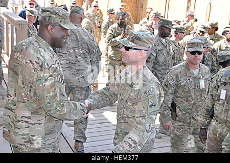 Provinz LOGAR, Afghanistan – (R-L) MAJ Ralph Overland, ein Eingeborener von Phoenix und die Brigade Operations Officer gratuliert Master Sgt. Monolito Brown, ein Eingeborener von Valdosta, Georgia, nach seiner Förderung-Zeremonie. Beide Soldaten werden der 3. Brigade Combat Team, 1. US-Panzerdivision auf Forward Operating Base Schaft bereitgestellt von Fort Bliss, Texas zugewiesen. (US Armee-Foto von Sgt. John D. Ortiz) Drei oben und drei unten, Valdosta, Georgia native Pins auf Master Sergeant 535112 Stockfoto