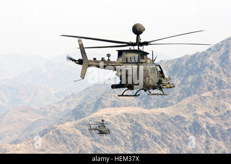 Provinz NANGARHAR, Afghanistan--Zwei Task Force Saber fliegen 82. Combat Aviation Brigade OH - 58D Kiowa Krieger gegen einen Trainingsbereich in Jalalabad, Afghanistan 2. März 2012.  Säbel der Kiowas führen die 82. Combat Aviation Brigade in OH-58 Stunden, die Brigade Flugstunde Rekorde in Afghanistan zu helfen.  82. CAB hat mehr als 65.000 Stunden seit der Übernahme im Oktober geflogen. (Foto: US-Armee Sgt. 1. Klasse Eric Pahon, Task Force Poseidon Public Affairs) Flickr - der US-Armee - Kiowa Krieger Flug Stockfoto