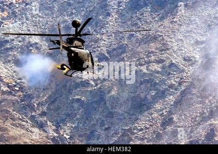 Ein OH - 58D Kiowa Warrior von Task Force Saber, 82. Combat Aviation Brigade, feuert eine 2,75-Zoll-Rakete an einem Berghang bei einem Testflug in Ost-Afghanistan, 2. März 2012.  Die Kiowa Warrior ist die Armee Scout und Aufklärung Flugzeug, die oft engen Bodentruppen auf dem Schlachtfeld unterstützt. OH-58 kann eine Vielzahl von Bewaffnung, wie 2,75 Inch Raketen, Hellfire-Raketen oder ein.50 cal Maschinengewehr transportieren. Es trägt eine Besatzung von zwei. Feuer!! 536705 Stockfoto