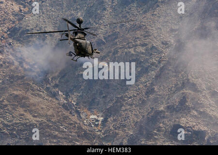 Provinz NANGARHAR, Afghanistan--Ein OH - 58D Kiowa Warrior von Task Force Saber, 82. Combat Aviation Brigade, feuert eine 2,75-Zoll-Rakete an einem Berghang bei einem Testflug in Ost-Afghanistan, 2. März 2012.  Die Kiowa Warrior ist die Armee Scout und Aufklärung Flugzeug, die oft engen Bodentruppen auf dem Schlachtfeld unterstützt. Säbel der Kiowas führen die 82. Combat Aviation Brigade, die seit Oktober 2011 mehr als 65.000 Stunden über alle Flugzeuge geflogen hat. (Foto: US-Armee Sgt. 1. Klasse Eric Pahon, Task Force Poseidon Public Affairs) Flickr - der US-Armee - Tes Stockfoto