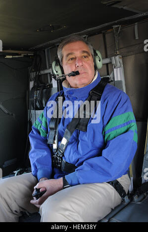 Kentuckys Vizegouverneur Jerry Abramson einen Überblick über die weit verbreitete Schäden durch starken Stürmen über Laurel, KY aus einem Kentucky Guard UH-60 Blackhawk Hubschrauber März 3. (Foto von Spc. Brandy Mort, 133. Mobile Public-Affairs-Abteilung) Guard reagiert unmittelbar nach Tornados 120303-A-EJ272-001 Stockfoto