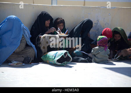 Einheimische Frauen und Kinder versammeln sich zum internationalen Frauentag am Zhari Bezirk Mitte außerhalb der Forward Operating Base Pasab, Provinz Kandahar, Afghanistan, 8. März 2012.  Internationaler Frauentag bietet einen gemeinsamen Tag für weltweit Anerkennung und applaudieren Frauen Leistungen sowie Beobachtung und Hervorhebung Ungleichheiten zwischen den Geschlechtern und Fragen.  (Foto: U.S. Army Spc. Kristina Truluck, 55. Signal Company COMCAM/freigegeben) Internationaler Frauentag in der Zhari Bezirk Mitte 120308-A-VB845-047 Stockfoto