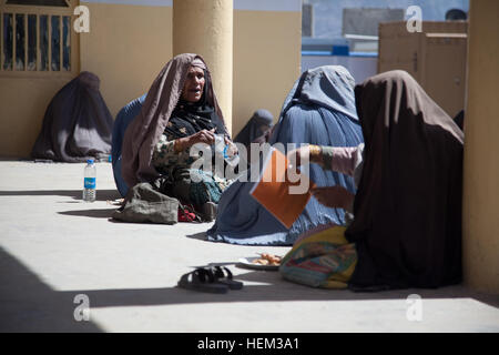 Einheimische Frauen und Kinder versammeln sich zum internationalen Frauentag am Zhari Bezirk Mitte außerhalb der Forward Operating Base Pasab, Provinz Kandahar, Afghanistan, 8. März 2012.  Internationaler Frauentag bietet einen gemeinsamen Tag für weltweit Anerkennung und applaudieren Frauen Leistungen sowie Beobachtung und Hervorhebung Ungleichheiten zwischen den Geschlechtern und Fragen.  (Foto: U.S. Army Spc. Kristina Truluck, 55. Signal Company COMCAM/freigegeben) Internationaler Frauentag 120308-A-VB845-051 Stockfoto