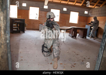 US-Armeesoldaten aus 554th Military Police Company führen Sie stapeln und Raum clearing Bohrer mit M4-Gewehre in Panzer MOUT Standort Böblingen Deutschland, 14. März 2012 Zug MOUT training 120314-A-YI962-101 Stockfoto