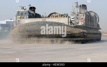 Ein Landungsboot Luftkissen, betrieben von Seeleuten aus der 11. Marine Expeditionary Unit amphibische bereit Gruppe, Köpfe, um das Wasser nach dem Aufsaugen von einem Abrams M1A1 Panzer hier März 20. Die 11. MEU brachte eine Handvoll Panzer an Land für Reparaturen und dann die Maschinen für eine Umschichtung zurück zur USS Makin Island vorbereitet. Dritte Armeesoldaten unterstützt die 11. MEU indem Teile und Hilfe bei Bedarf. Marines reparieren, erneut bereitstellen Panzer 120320-A-HZ286-001 Stockfoto