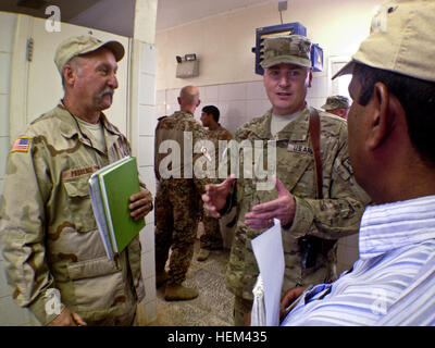 US Armee Generalmajor Burlin Emery, zweiter von rechts, Ingenieur Berater mit NATO Training Mission Afghanistan regionale Unterstützung Befehl Südwesten, spricht mit einer Fremdfirma über Gebäude Wartung der Afghan National Army Kasernen am Camp Shoraback, Provinz Helmand, Afghanistan, März 26,2012. RSC-SW und das U.S. Army Corps of Engineers durchgeführt einen Spaziergang durch sechs ANA-Kaserne als ein erster Schritt zur Abgabe aus 17 Gebäuden auf Shorabak von Mitte Mai 2012 und 73 Gebäude bis Juli 2012. (US Armee-Foto von Bill Putnam/freigegeben) Enduring Freedom (7053965949) Stockfoto