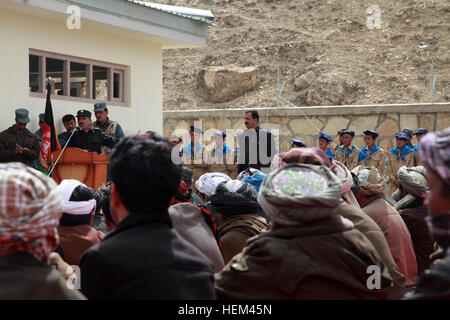 Major General Ali Shah Ahmadzai, Innenministerium, 303. Zone Commander spricht zu einer Masse der Dorfbewohner und ältesten während einer Validierung Schura in Khohistanat Bezirk, Sar-e Pul Provinz, 28. März statt. Die Validierung Schura wurde eine feierliche Versammlung der Dorfbewohner und Stammesältesten, die Kandidaten zur Teilnahme an einer dreiwöchigen Schulung wählen Sie, um afghanische Polizei geworden. Validierung-Shura 120328-A-BT925-002 Stockfoto