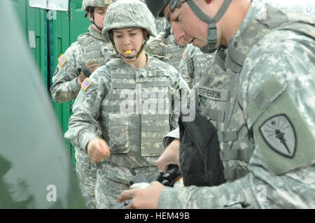 Indiana Army National Guard SGT Mollie Pitz, Indianapolis, erhält eine M4 Karabiner von Staff Sgt Adam Stephenson ein Camp Atterbury, ind., nächster Samstag, 31. März 2012. Pitz, eine 38. Militärpolizei Prokurist, vertreten 38. Infanterie-Divisionen Hauptquartier Bataillon während Indianas Soldat und Non-commissioned Officer of the Year Wettbewerb. Hoosier Truppen wetteifern um Soldat, Unteroffizier des Jahres 120331-A-WN757-031 Stockfoto