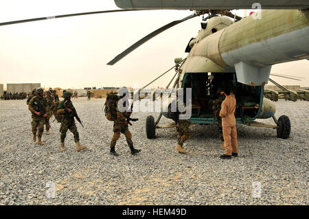 Soldaten von 205. Korps, Afghan National Army, richtige Ladevorgänge Verhalten Ausbildung Kandahar Air Wing Crews und Koalitionstruppen in Vorbereitung auf eine bevorstehende Mission während einer Luft Angriff Probe auf Vorwärts operative Basis Shoja, Afghanistan, 31.März. Afghanische Kräfte arbeiten zusammen während Angriff Luftoperationen 120331-A-UG106-026 Stockfoto