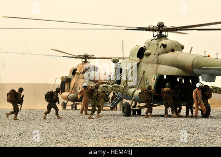 Soldaten von 205. Korps, Afghan National Army, richtige Ladevorgänge Verhalten Ausbildung Kandahar Air Wing Crews und Koalitionstruppen in Vorbereitung auf eine bevorstehende Mission während einer Luft Angriff Probe auf Vorwärts operative Basis Shoja, Afghanistan, 31.März. Afghanische Kräfte arbeiten zusammen während Angriff Luftoperationen 120331-A-UG106-215 Stockfoto