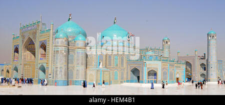 Das Bild zeigt am 3. April die Sultan-Ahmed-Moschee in Mazar-e-Sharif, Provinz Balkh, Afghanistan. 2012. das Foto zeigt das Äußere der Moschee, bekannt für ihre blau gekachelte Architektur, ein wichtiges religiöses und kulturelles Wahrzeichen im Norden Afghanistans. Stockfoto