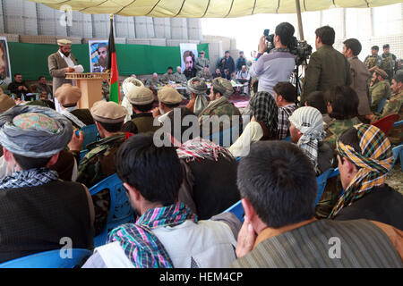 Haji Abdul Momim Khel, Archi-Distrikt-Governor, spricht zu einer Masse der Dorfbewohner und Stammesältesten während einer Validierung Schura in Archi Bezirk, Provinz Kunduz, Afghanistan, April 4. Die Validierung Schura wurde eine feierliche Versammlung der Dorfbewohner und Stammesältesten, die Kandidaten zur Teilnahme an einer dreiwöchigen Schulung wählen Sie, um afghanische Polizei geworden. Validierung-Shura, Provinz Kunduz 120404-A-BT925-002 Stockfoto