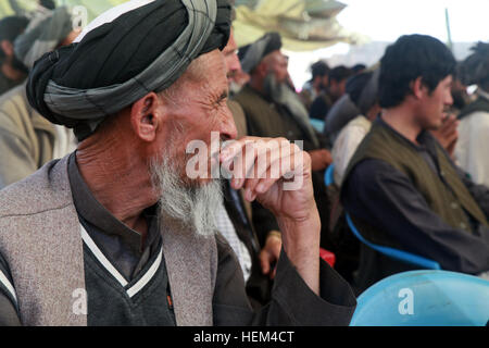 Archi Bezirk Dorfbewohner anhören Major General Ali Shah Ahmadzai, der afghanischen Polizei-Direktor im Ministerium des Innern, während einer Validierung Schura in Kundus, Afghanistan, April 5. Die Validierung Schura wurde eine feierliche Versammlung der Dorfbewohner und Stammesältesten, die Kandidaten zur Teilnahme an einer dreiwöchigen Schulung wählen Sie, um die ALP geworden. Validierung-Shura, Provinz Kunduz 120404-A-BT925-008 Stockfoto