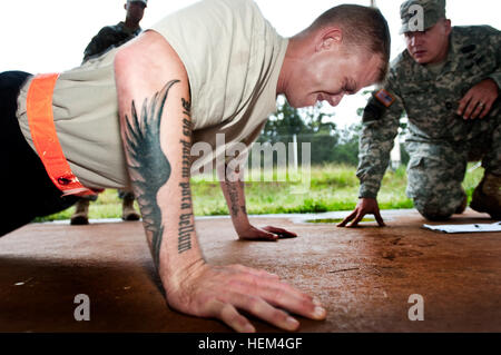 Staff Sgt Andrew Jones, Kopf, 8. Military Police Brigade ist ein Situp als Bestandteil der Armee körperliche Fitness-Test während der 8. Military Police Brigade besten Krieger Wettbewerb Schofield Barracks, Hawaii, 10. April 2012 abgeschlossen. Der Wettbewerb testet die besten Soldaten und Unteroffiziere über in Krieger Aufgaben und militärischen Fähigkeiten. Der Soldat und Unteroffizier, die das Event zu gewinnen fahren Sie mit dem Befehl Ebene Wettbewerb. Am besten Sie Pazifik Militärpolizei Krieger 120410-A-TW035-004 Stockfoto