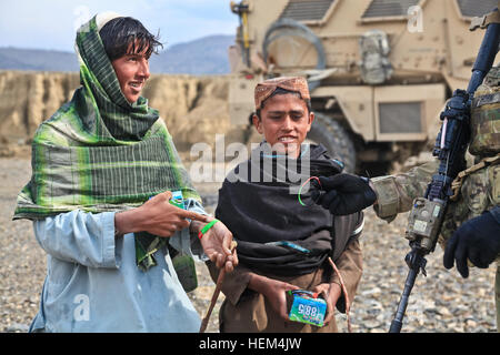 US-Armee 1. Lt. David Horn, von Severna Park, MD., servieren mit 1. Platoon, Blackfoot Company, 1st Battalion (Airborne), 501. Infanterie-Regiment, Task Force Blue Geronimo, gibt lokalen afghanischen jungen Radios und Armbänder im Chergowtah Bezirk, Khost Provinz, Afghanistan, 13. April 2012. US-Soldaten und Kollegen von der afghanischen Grenzpolizei eingerichtet, einen taktischen Steuerpunkt um Aufständischen Bewegungsfreiheit verweigern. Taktische Kontrollpunkt 120413-A-LP603-078 Stockfoto