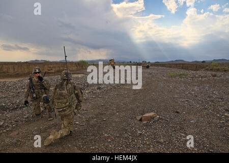 US Army 1st Lt. David Horn aus Severna Park, MD., links, und Pfc. Gabriel Coultas, von Quincy, Illinois, serviert mit 1. Platoon, Blackfoot Company, 1st Battalion (Airborne), 501. Infanterie-Regiment, Task Force Blue Geronimo, jedem Take eine Knie während ihrer Mission in Chergowtah district, Provinz Khost, Afghanistan, 13. April 2012. US-Soldaten und Kollegen von der afghanischen Grenzpolizei eingerichtet, einen taktischen Steuerpunkt um Aufständischen Bewegungsfreiheit verweigern. Taktische Kontrollpunkt 120413-A-LP603-090 Stockfoto