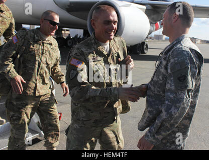 Major General Raymond Palumbo, Kommandeur der US-Armee Alaska, grüßt Oberst Todd R. Wood, Kommandeur der 1st Stryker Brigade Combat Team, 25. Infanterie-Division 22 April Eielson Air Force Base. Oberst Wood kehrte nach Alaska, neben mehr als 300 1-25 Soldaten nach einem einjährigen Einsatz nach Afghanistan. Mission abgeschlossen, arktische Wölfe zurück nach Hause 120429-A-BE343-004 Stockfoto