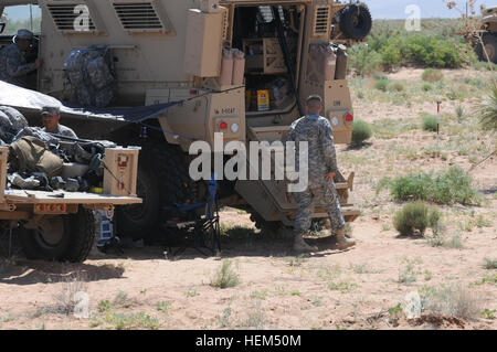 Soldaten, 1. Staffel, 1. Kavallerie-Regiment, 2. Heavy Brigade Combat Team, 1. US-Panzerdivision, Fort Bliss, Texas, zugewiesen besetzen ihre Betriebsumgebung auf McGregor Range, N.M., 25. April 2012, zur Unterstützung der Armee Netzwerk Integration Bewertung halbjährlich stattfindenden Fähigkeiten Bewertung. Die NIE soll Neugeräte zu bewerten, den Integrationsprozess zu optimieren und sicherzustellen, dass Einheiten der Armee die beste Ausrüstung schnell und gleichzeitig die DoD-Geld sparen. (US Armee-Foto von Sgt. Barry St. Clair) Netzwerk-Integration Bewertung 12.2 568874 Stockfoto