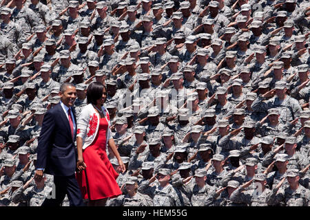Präsident Barack Obama und First Lady Michelle Obama besuchen Fort Stewart, Georgia, am 27. April 2012, um den Dienst und die Opfer der US-Truppen, Veteranen und Militärfamilien anzuerkennen. Dog Face Soldatinnen erweisen Auszeichnungen, wenn der Präsident und die First Lady auf das Podium gehen, um vor dem Publikum zu sprechen, indem sie das militärische Protokoll, zeremonielle Verfahren und das öffentliche Engagement hervorheben. Stockfoto