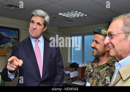 US-Senator John Kerry, Massachusetts Senator und Vorsitzender des Senate Foreign Relations Committee, tourte die Haftanstalt in Parwan 28. April 2012. Unter Führung des Kerrys befasst sich das Committee on Foreign Relations die Außenpolitik und die Fragen der nationalen Sicherheit gegenüber den Vereinigten Staaten, um künftigen Beziehungen zu Afghanistan erweitert. Die Haftanstalt in Parwan ist derzeit Operationen zur afghanischen Kontrolle nach der Unterzeichnung des Memorandum of Understanding zwischen der USA und die afghanische Regierung 9.März Übergang. Auf diesem Foto danke Kerry afghanischen leadershi Stockfoto