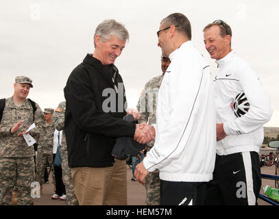 Secretary Of The Army John McHugh trifft sich mit Soldaten und Veteranen der Armee teilnehmend an den dritten jährlichen Krieger spielen, 1. Mai 2012, in Colorado Springs, Colorado  Verwundeten, Kranken und verletzten Soldat innen und Veteranen aus Heer, Marine Corps, Luftwaffe, Marine, Küstenwache und Special Operations Command konkurrieren in der Leichtathletik, schießen, Schwimmen, Radfahren, Bogenschießen, Rollstuhl-Basketball und sitzen Volleyball während der Krieger Spiele. 2012-Krieger Spiele - Radsport 120501-A-AJ780-009 Stockfoto