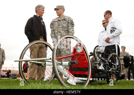 Secretary Of The Army John McHugh trifft sich mit Soldaten und Veteranen der Armee teilnehmend an den dritten jährlichen Krieger spielen, 1. Mai 2012, in Colorado Springs, Colorado  Verwundeten, Kranken und verletzten Soldat innen und Veteranen aus Heer, Marine Corps, Luftwaffe, Marine, Küstenwache und Special Operations Command konkurrieren in der Leichtathletik, schießen, Schwimmen, Radfahren, Bogenschießen, Rollstuhl-Basketball und sitzen Volleyball während der Krieger Spiele. 2012-Krieger Spiele - Radsport 120501-A-AJ780-012 Stockfoto