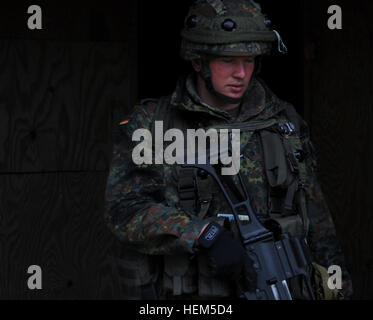 Ein deutscher Soldat von 371. Infanterie-Bataillon wird ein Gebäude während einer operativen Mentor Liaison Teams (OMLT) Übung auf der Joint Multinational Readiness Center in Hohenfels, Deutschland, 5. Mai 2012 beendet.  OMLT XXIII und Polizei Operational Mentor Liaison Team (POMLT) VII Ausbildung sollen vorbereiten Teams für den Einsatz in Afghanistan mit der Fähigkeit zu trainieren, beraten, ermöglichen die Afghan National Security Force in Bereichen wie Bekämpfung von Aufständen, Beratung zu bekämpfen und förderlichen Maßnahmen zu erzwingen.  (US Armee-Foto von Sgt. Kirk Evanoff/nicht veröffentlicht) NATO Operational Mentor Li Stockfoto