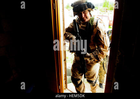 Kroatische 1st Lt. Sinisa Troha löscht ein Gebäude während einer operativen Mentor Liaison Teams (OMLT) Übung auf der Joint Multinational Readiness Center in Hohenfels, Deutschland, 5. Mai 2012.  OMLT XXIII und Polizei Operational Mentor Liaison Team (POMLT) VII Ausbildung sollen vorbereiten Teams für den Einsatz in Afghanistan mit der Fähigkeit zu trainieren, beraten, ermöglichen die Afghan National Security Force in Bereichen wie Bekämpfung von Aufständen, Beratung zu bekämpfen und förderlichen Maßnahmen zu erzwingen.  (US Armee-Foto von Spc. Michael Sharp/nicht entlassen) NATO Operational Mentor Liaison Team Trai Stockfoto