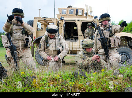 US-Armeesoldaten aus Operational Mentor Liaison Teams (OMLT) 504 und kroatischen Armeesoldaten aus dem 1. Military Advisory Team beobachten Bereich für Feuer Marker während einer OMLT-Übung auf der Joint Multinational Readiness Center in Hohenfels, Deutschland, 6. Mai 2012.  OMLT XXIII und Polizei Operational Mentor Liaison Team (POMLT) VII Ausbildung sollen vorbereiten Teams für den Einsatz in Afghanistan mit der Fähigkeit zu trainieren, beraten, ermöglichen die Afghan National Security Force in Bereichen wie Bekämpfung von Aufständen, Beratung zu bekämpfen und förderlichen Maßnahmen zu erzwingen.  (US Armee p Stockfoto