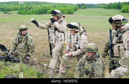 US-Armeesoldaten aus Operational Mentor Liaison Teams (OMLT) 504 und kroatischen Armeesoldaten aus dem 1. Military Advisory Team beobachten Bereich für Feuer Marker während einer OMLT-Übung auf der Joint Multinational Readiness Center in Hohenfels, Deutschland, 6. Mai 2012.  OMLT XXIII und Polizei Operational Mentor Liaison Team (POMLT) VII Ausbildung sollen vorbereiten Teams für den Einsatz in Afghanistan mit der Fähigkeit zu trainieren, beraten, ermöglichen die Afghan National Security Force in Bereichen wie Bekämpfung von Aufständen, Beratung zu bekämpfen und förderlichen Maßnahmen zu erzwingen.  (US Armee p Stockfoto