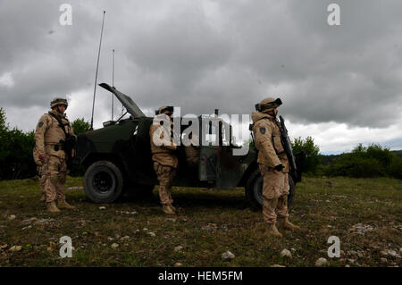 Kroatische Armeesoldaten aus dem 1. Military Advisory Team beobachten Bereich für Feuer Marker während einer OMLT-Übung auf der Joint Multinational Readiness Center in Hohenfels, Deutschland, 6. Mai 2012.  OMLT XXIII und Polizei Operational Mentor Liaison Team (POMLT) VII Ausbildung sollen vorbereiten Teams für den Einsatz in Afghanistan mit der Fähigkeit zu trainieren, beraten, ermöglichen die Afghan National Security Force in Bereichen wie Bekämpfung von Aufständen, Beratung zu bekämpfen und förderlichen Maßnahmen zu erzwingen.  (US Army Foto Spc. Stephen Solomon/nicht veröffentlicht) NATO Operational Mentor Liai Stockfoto