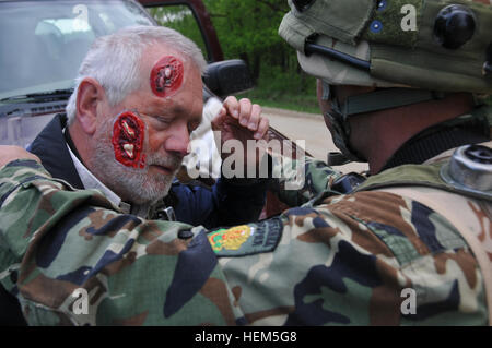 Ein albanischer Soldat, replizieren Afghan National Army macht erste Hilfe zu einer verwundeten zivilen während ein Operational Mentor Liaison Teams (OMLT)-Übung auf der Joint Multinational Readiness Center in Hohenfels, Deutschland, 7. Mai 2012.  OMLT XXIII und Polizei Operational Mentor Liaison Team (POMLT) VII Ausbildung sollen vorbereiten Teams für den Einsatz in Afghanistan mit der Fähigkeit zu trainieren, beraten, ermöglichen die Afghan National Security Force in Bereichen wie Bekämpfung von Aufständen, Beratung zu bekämpfen und förderlichen Maßnahmen zu erzwingen.  (US Armee-Foto von Sgt. Kirk Evanoff/nicht Relea Stockfoto