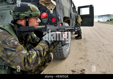 Ein tschechischer Soldat bietet Sicherheit bei seinem Konvoi während Operational Mentor Liaison Team gestopptem Ausbildung 7. Mai 2012, bei der Joint Multinational Readiness Center in Hohenfels, Deutschland. OMLT Ausbildung soll die NATO-Streitkräfte Vollspektrum-Operationen in Afghanistan vorzubereiten. Polizeiausbildung OMLT bereitet Zivilpolizisten, Mitglieder der Afghanischen Nationalpolizei zu trainieren. (US Armee-Foto von Spc. Tristan Bolden/freigegeben) NATO-Operational Mentor Liaison Team Trainingsübung XXIII 120507-A-PU716-001 Stockfoto