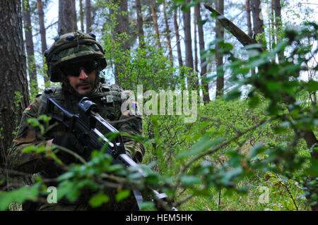 Ein deutscher Soldat von militärischen Berater Team 1 zieht Sicherheit während einer Übung Operational Mentor Liaison Teams (OMLT) an den Joint Multinational Readiness Center in Hohenfels, Deutschland, 7. Mai 2012.  OMLT XXIII und Polizei Operational Mentor Liaison Team (POMLT) VII Ausbildung sollen vorbereiten Teams für den Einsatz in Afghanistan mit der Fähigkeit zu trainieren, beraten, ermöglichen die Afghan National Security Force in Bereichen wie Bekämpfung von Aufständen, Beratung zu bekämpfen und förderlichen Maßnahmen zu erzwingen.  (US Armee-Foto von Sgt. Kirk Evanoff/nicht veröffentlicht) NATO Operational Mentor Liais Stockfoto