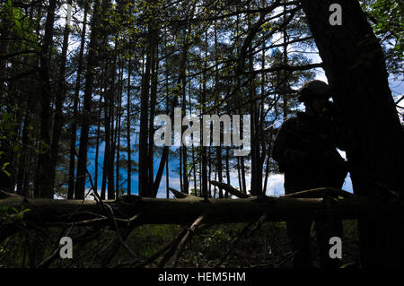 Ein deutscher Soldat von militärischen Berater Team 1 zieht Sicherheit während einer Übung Operational Mentor Liaison Teams (OMLT) an den Joint Multinational Readiness Center in Hohenfels, Deutschland, 7. Mai 2012.  OMLT XXIII und Polizei Operational Mentor Liaison Team (POMLT) VII Ausbildung sollen vorbereiten Teams für den Einsatz in Afghanistan mit der Fähigkeit zu trainieren, beraten, ermöglichen die Afghan National Security Force in Bereichen wie Bekämpfung von Aufständen, Beratung zu bekämpfen und förderlichen Maßnahmen zu erzwingen.  (US Armee-Foto von Sgt. Kirk Evanoff/nicht veröffentlicht) NATO Operational Mentor Liais Stockfoto