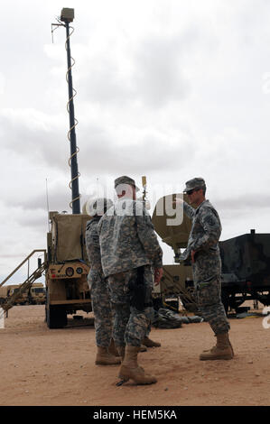 US Armee Oberst Richard D. Clarke, stellvertretender Kommandierender general der Operationen, 10th Mountain Division außerhalb von Fort-Trommel, N.Y., bittet Major Stephen Dail, 2. Heavy Brigade Combat Team, 1. US-Panzerdivision Signal-Offizier, über die Ausrüstung von Soldaten bewertet wird. Clarke besuchte Fort Bliss, Texas, um das Netzwerk Integration Bewertung 12.2 während seines Besuchs in Fort Bliss, Texas, 8. Mai 2012 zu beobachten. (Foto: US-Armee Sgt. Richard Andrade 16. Mobile Public Affairs Abteilung) 10. Gebirgsdivision stellvertretender Kommandeur besucht Fort Bliss 578485 Stockfoto