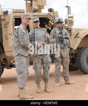 US Army Major General Randal Dragon, Brigade Modernisierung Befehl Kommandant gibt Oberst Richard D. Clarke, stellvertretender Kommandierender general der Operationen, 10. Mountain Division der Fort-Trommel, N.Y., eine Gedenktafel bei seinem Besuch der Netzwerk Integration Bewertung 12.2 und die 2. Heavy Brigade Combat Team, 1. US-Panzerdivision, 8. Mai 2012. Bild ist auch Oberst Daniel Pinnell, Kommandeur der 2. HBCT, 1. AD. 10. Gebirgsdivision stellvertretender Kommandeur besucht Fort Bliss 577470 Stockfoto