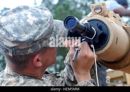 Sgt. 1. Klasse Marc Westenbarger, Panzerkommandant, C Company, 1. Bataillon, 77th Armor Regiment, 4th Brigade Combat Team, 1. US-Panzerdivision, nutzt einen Maulkorb Boresight auf Null seine Crew Abrams 120mm Kanone 10 Mai vor einer Nacht live-Feuer-Veranstaltung während Sullivan Cup Präzision Tank Gunnery Wettbewerb in Fort Benning, Georgia Boresighting die Kanone sorgt dafür, dass Computer-basierte Zielsystem des Panzers mit der Kanone selbst richtig ausgerichtet ist , die Crew-Mitglieder mit präzise Runde Platzierung. Sullivan Cup 120510-A-ZF401-009 Stockfoto