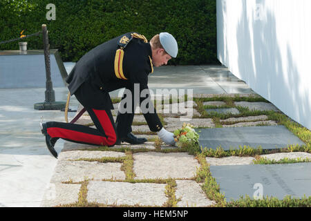 Großbritanniens Prinz Harry legt Blumen am Grab von Präsident John F. Kennedy in der Arlington National Cemetery, VA., 10. Mai 2013. (US Armee-Foto von Sgt. Laura Buchta/freigegeben) Prinz Harry von Wales Arlington besuchen 120509-A-VS818-196 Stockfoto