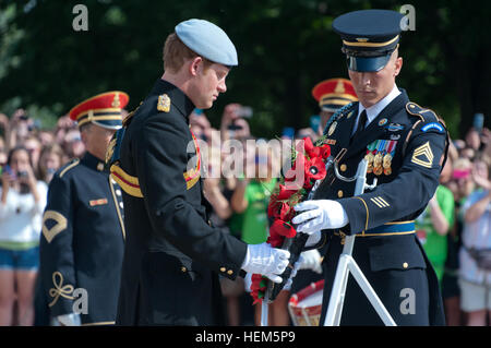 Seine königliche Hoheit, Prinz Harry von Wales, legt einen Kranz am Grab der unbekannten auf dem Arlington Nationalfriedhof Arlington, VA., 10. Mai 2013.  (US Armee-Foto von Sgt. Laura Buchta/freigegeben) Prinz Harry von Wales Arlington besuchen 120509-A-VS818-352 Stockfoto