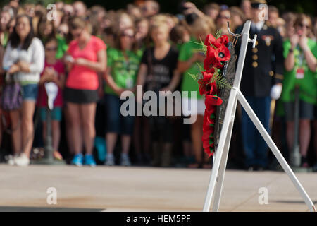 Ein Kranz legt vor dem Grab der unbekannten in Arlington Nationalfriedhof Arlington, VA., 10. Mai 2013. Seine königliche Hoheit, Prinz Harry von Wales, platziert den Kranz am Grab nach dem Besuch des Friedhofs. (US Armee-Foto von Sgt. Laura Buchta/freigegeben) Prinz Harry von Wales Arlington besuchen 120509-A-VS818-414 Stockfoto