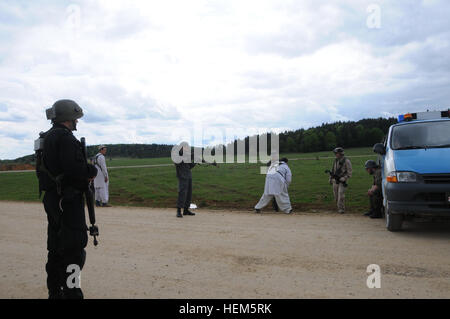 Kroatische Armee Uhren 1st Lt. Sinisa Troha von Recon Company, Garde Motorisierte Brigade, ukrainische Soldaten replizieren, afghanische Uniform Polizei suchen einen Häftling während einer operativen Mentor Liaison Teams (OMLT) Übung auf der Joint Multinational Readiness Center in Hohenfels, Deutschland, 9. Mai 2012. OMLT XXIII und Polizei Operational Mentor Liaison Team (POMLT) VII Ausbildung sollen Mannschaften für den Einsatz in Afghanistan mit der Fähigkeit zu trainieren, beraten, ermöglichen die Afghan National Security Force in Bereichen wie Bekämpfung von Aufständen, Beratung zu bekämpfen und zwingen die Sup vorbereiten Stockfoto