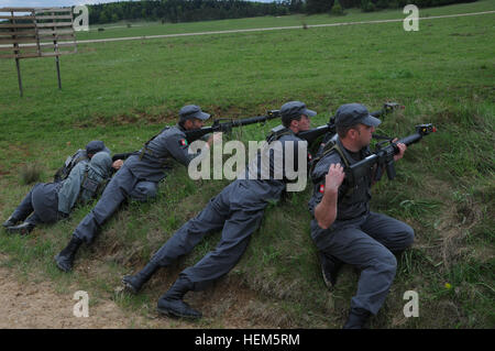 Ukrainische Soldaten, afghanische Uniform Polizei replizieren zurück Feuer gegen feindliche Kämpfer während ein Operational Mentor Liaison Teams (OMLT)-Übung auf der Joint Multinational Readiness Center in Hohenfels, Deutschland, 9. Mai 2012. OMLT XXIII und Polizei Operational Mentor Liaison Team (POMLT) VII Ausbildung sollen vorbereiten Teams für den Einsatz in Afghanistan mit der Fähigkeit zu trainieren, beraten, ermöglichen die Afghan National Security Force in Bereichen wie Bekämpfung von Aufständen, Beratung zu bekämpfen und förderlichen Maßnahmen zu erzwingen. (US Army Foto von Sgt. Robert Sheets/nicht veröffentlicht) Stockfoto